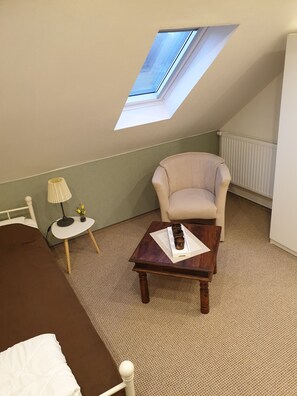 3 室のベッドルーム、WiFi (無料)、ベッドシーツ