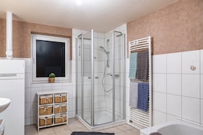Dusche, Haartrockner, Handtücher