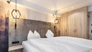 Een moderne slaapkamer met een groot bed, een hoofdbord met een structuurwand en ingebouwde houten kasten.
