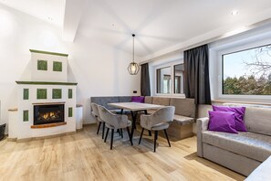 Interior - Apartment "Grauzone Grossarl App. Nr. 2 Home" with Mountain View, Private Terrace and Wi-Fi (Großarl)