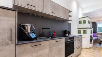 Frigorífico, horno, placa de cocina y lavavajillas