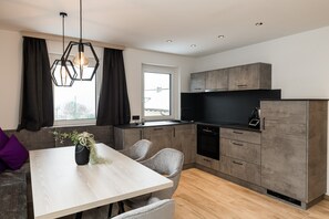 Jääkaappi, uuni, liesi, astianpesukone