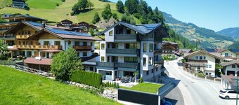 Appartement "Grauzone Grossarl App. Nr. 3 Sun" avec vue sur la montagne, terrasse privée et Wi-Fi