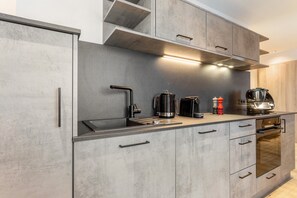 Fridge, oven, stovetop, dishwasher - Apartment "Grauzone Grossarl Nr. 5 Mountain" with Mountain View, Private Terrace and Wi-Fi (Großarl)