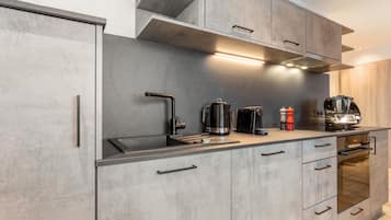 Fridge, oven, stovetop, dishwasher