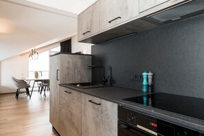 Refrigerador, horno, placa de cocina, lavavajillas