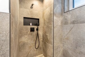 Douche, sèche-cheveux, serviettes fournies