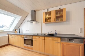 Fridge, microwave, oven, stovetop - Holiday Apartment "Am Fabianstift" with Shared Garden & Wi-Fi (Hornbach)