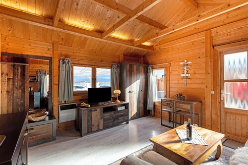 Apartment 'Ferienhaus Seebrise - Marina Mücheln' with Lake View, Wi-Fi and Air Conditioning