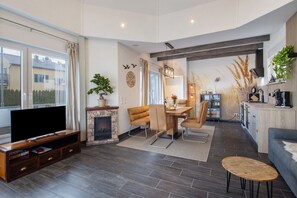 TV, fireplace