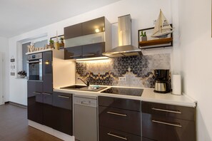 Fridge, oven, stovetop, dishwasher