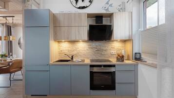 Fridge, oven, stovetop, dishwasher