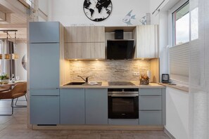 Frigorifero, forno, piano cottura, lavastoviglie