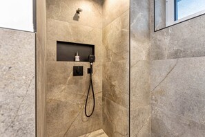 Shower, hair dryer, towels - Apartment "Grauzone Grossarl App. Nr. 4 Shine" with Mountain View, Private Terrace and Wi-Fi (Großarl)
