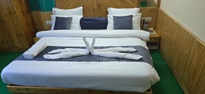 Deluxe kamer, balkon, uitzicht op de stad | Geluiddichte muren, beddengoed