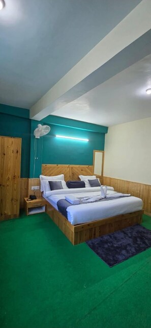 Deluxe-Zimmer, Balkon, Stadtblick | Schallisolierte Zimmer, Bettwäsche