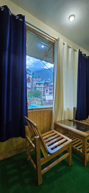 Deluxe kamer, balkon, uitzicht op de stad | Geluiddichte muren, beddengoed