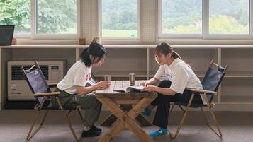 デラックス 4 人部屋 マウンテンビュー | 客室ごとに異なる装飾、客室ごとに異なるインテリア、デスク、ノートパソコン用作業スペース