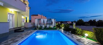 Spacious 5-bedroom villa in charming Šibenik with swimming pool, mini wellness