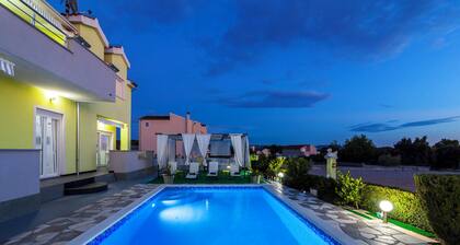 Spacious 5-bedroom villa in charming Šibenik with swimming pool, mini wellness