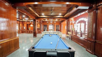 Vila, 4 quartos, para não fumantes, piscina particular | Área de estar | TV de tela plana 32 polegadas com canais digitais, smart TV, Netflix