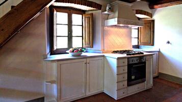 Frigorifero, forno, piano cottura, pentole/stoviglie/utensili