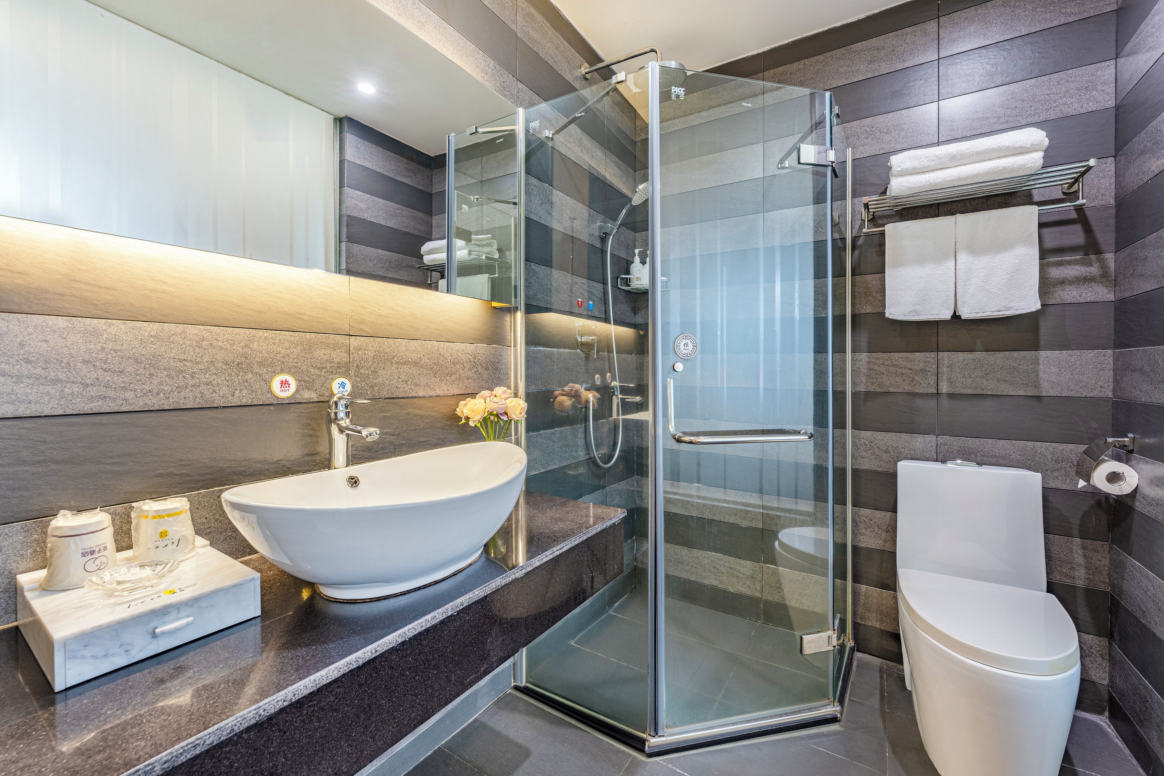 Habitación doble superior, 1 cama de matrimonio grande, vistas a la ciudad | Baño | Ducha, secador de pelo, toallas y jabón