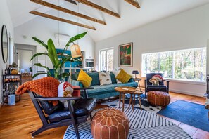 Smart TV, chimenea, videojuegos y libros