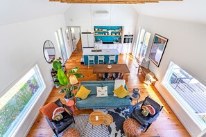 Smart TV, chimenea, videojuegos y libros