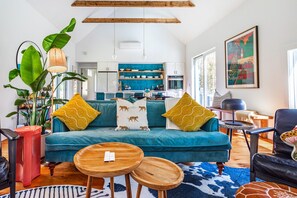 Smart TV, chimenea, videojuegos y libros