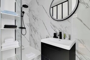 Dusche, Haartrockner, Handtücher