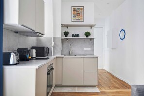 Fridge, microwave, oven, stovetop - Charming apartment -1BR-4P- Gare Montparnasse (Paris)