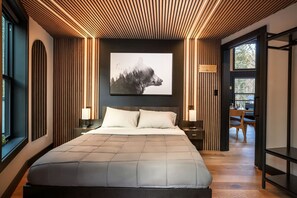 3 habitaciones, escritorio y tabla de planchar con plancha