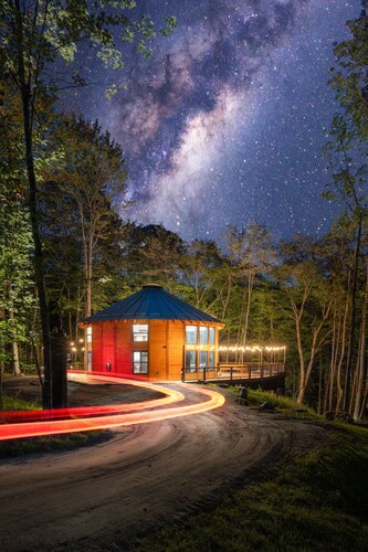 Mount Snow Yurt: Hot Tub~Wood Stove~WiFi~EVcharger
