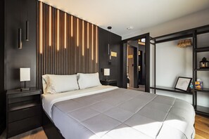 3 soverom, skrivebord, strykejern/-brett og reiseseng for barn