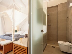 Dusj, hårføner og håndklær