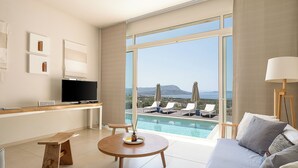 Une chambre d’hôtel moderne avec une grande fenêtre, une piscine et vue sur la mer.