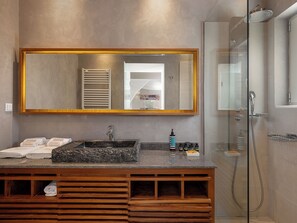 Douche, sèche-cheveux, serviettes fournies