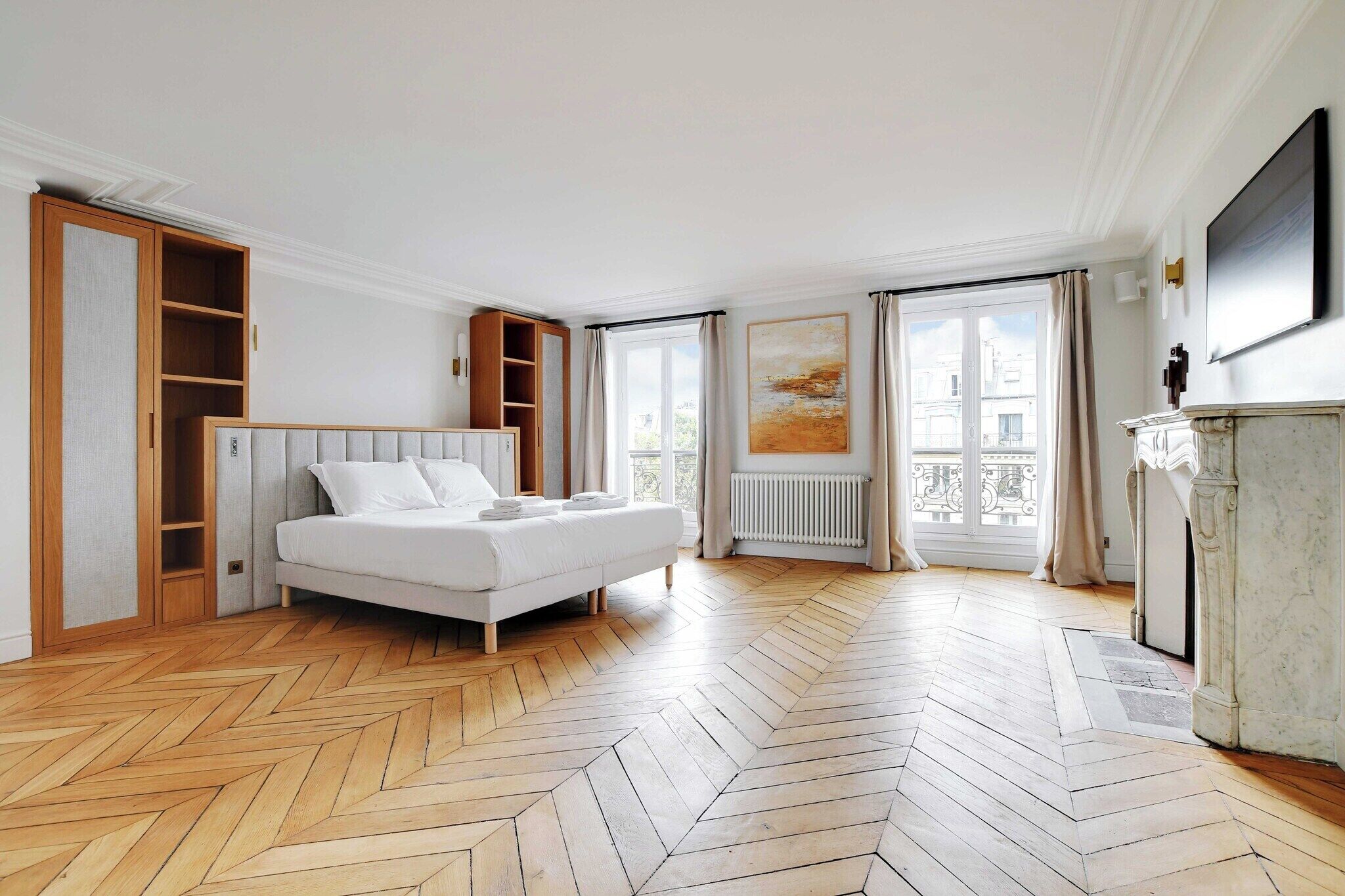 4 chambres, bureau, fer et planche à repasser, lit parapluie