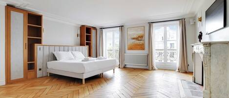 4 chambres, bureau, fer et planche à repasser, lit parapluie