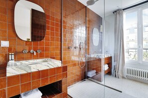 Dusche, Haartrockner, Handtücher