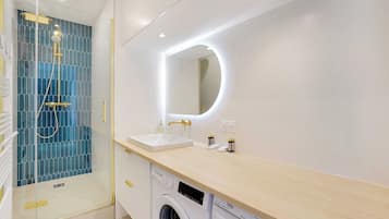 Ducha, secador de pelo, toallas y champú