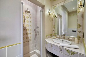 Shower, towels