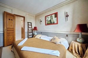 4 slaapkamers, een strijkplank/strijkijzer, internet, beddengoed