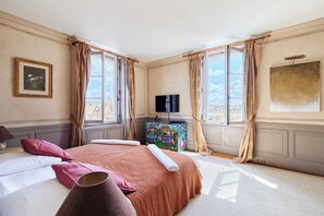 4 bedrooms, iron/ironing board, internet, bed sheets