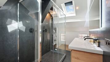 Douche, sĂšche-cheveux, serviettes fournies