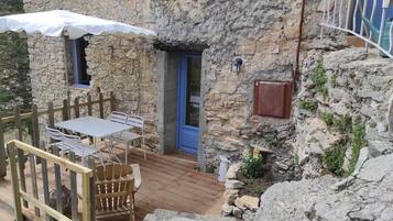 Domaine du Cruvelet Petit Gite | Terrace/patio