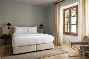 أغطية فراش متميزة ومساحة عمل للكمبيوتر المحمول وستائر تعتيم