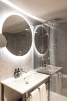 Dúplex | Badrum | Dusch, regndusch, gratis toalettartiklar och hårtork