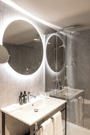 Dúplex | Bathroom | Shower, rainfall showerhead, free toiletries, hair dryer